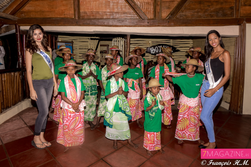 Avec le groupe de danse qui a animé la soirée au Palmarium Avec le groupe de danse qui a animé la soirée au Palmarium