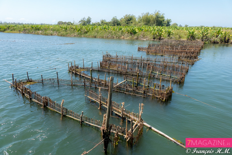 Tout le long du canal, les installations des pêcheurs