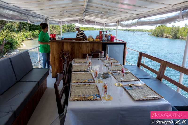 La table du déjeuner sur le bateau La table du déjeuner sur le bateau