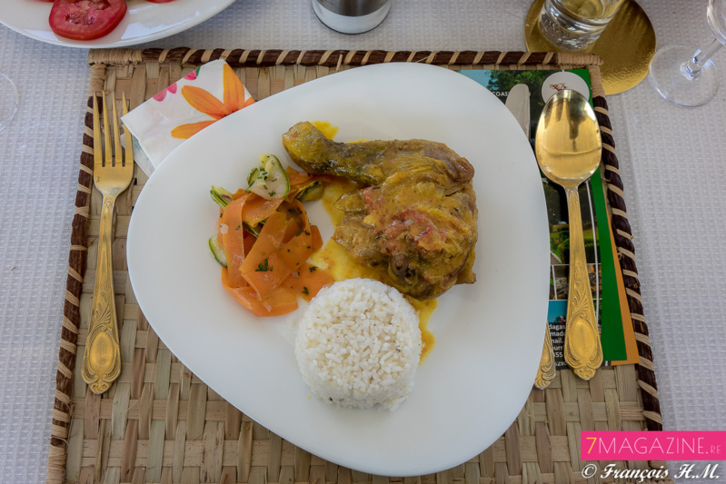 Ambre N'guyen et Raïssa Cadarsi à bord de la Reine Tina à Madagascar Ambre N'guyen et Raïssa Cadarsi à bord de la Reine Tina à Madagascar