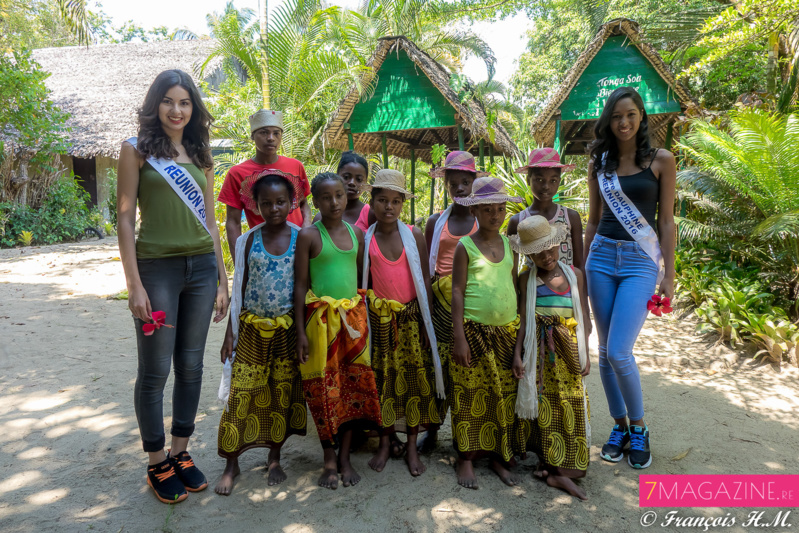 Ambre et Raïssa avec les élèves d'une école proche Ambre et Raïssa avec les élèves d'une école proche