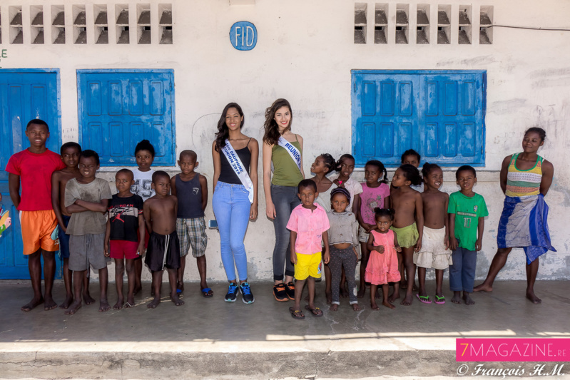 Avec les enfants du village des pêcheurs, devant l'école Avec les enfants du village des pêcheurs, devant l'école
