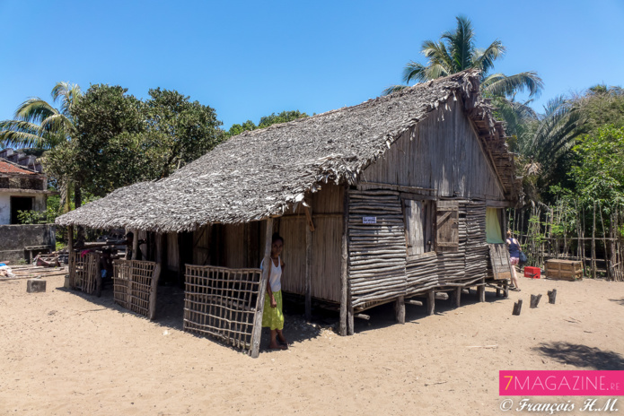 Ambre et Raïssa dans un village de pêcheurs à Madagascar