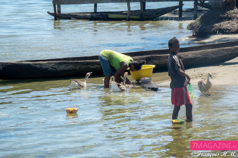 Ambre et Raïssa dans un village de pêcheurs à Madagascar