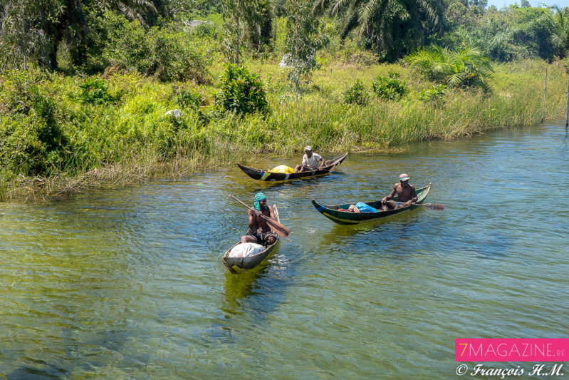 Ambre et Raïssa dans un village de pêcheurs à Madagascar