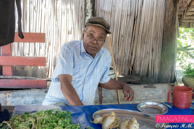 Ambre et Raïssa dans un village de pêcheurs à Madagascar