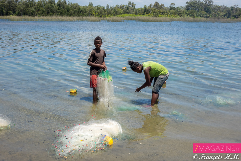 Ambre et Raïssa dans un village de pêcheurs à Madagascar