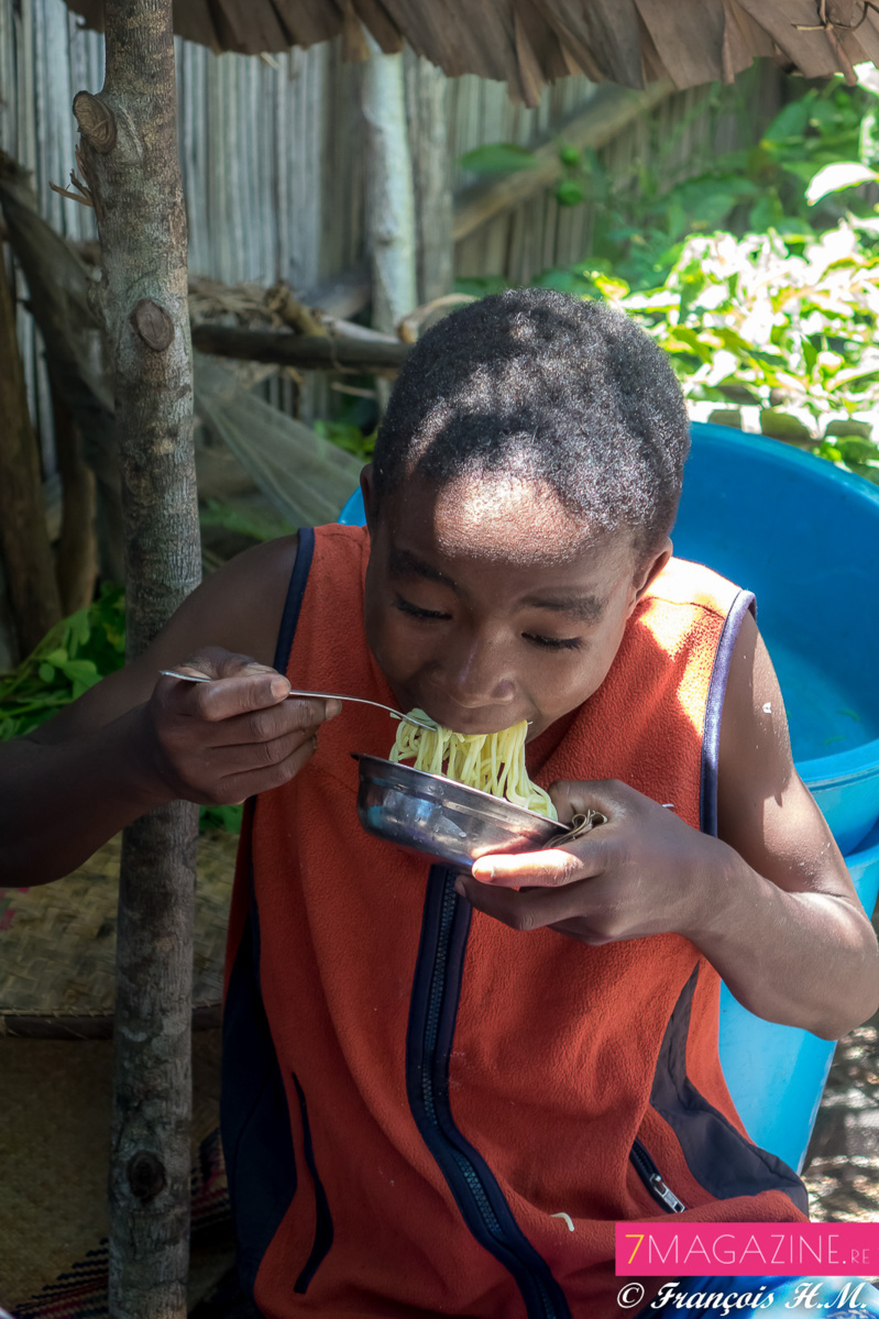 Ambre et Raïssa dans un village de pêcheurs à Madagascar Ambre et Raïssa dans un village de pêcheurs à Madagascar