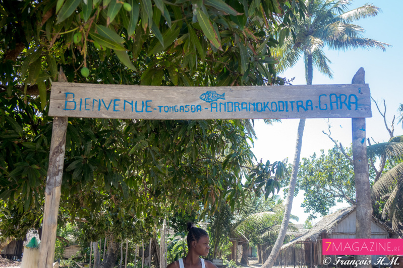 Ambre et Raïssa dans un village de pêcheurs à Madagascar Ambre et Raïssa dans un village de pêcheurs à Madagascar