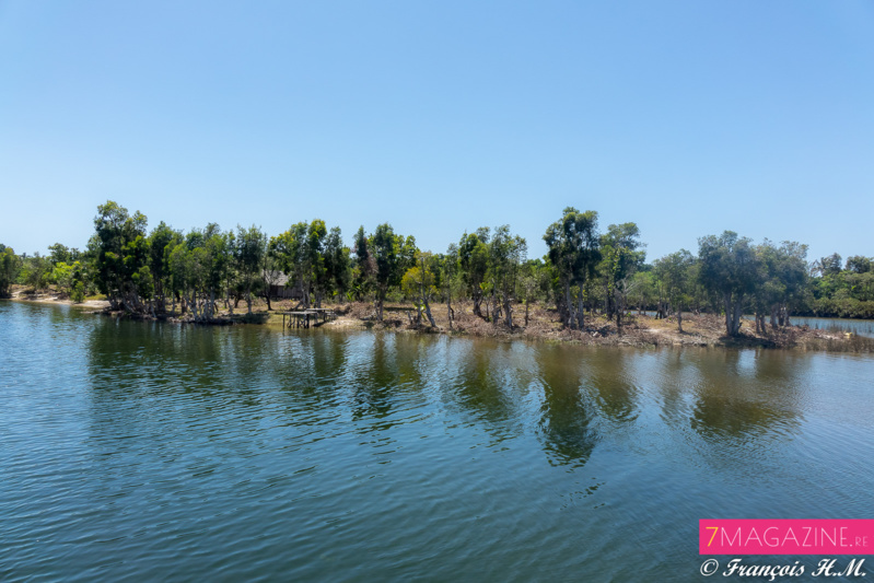 Ambre et Raïssa dans un village de pêcheurs à Madagascar Ambre et Raïssa dans un village de pêcheurs à Madagascar