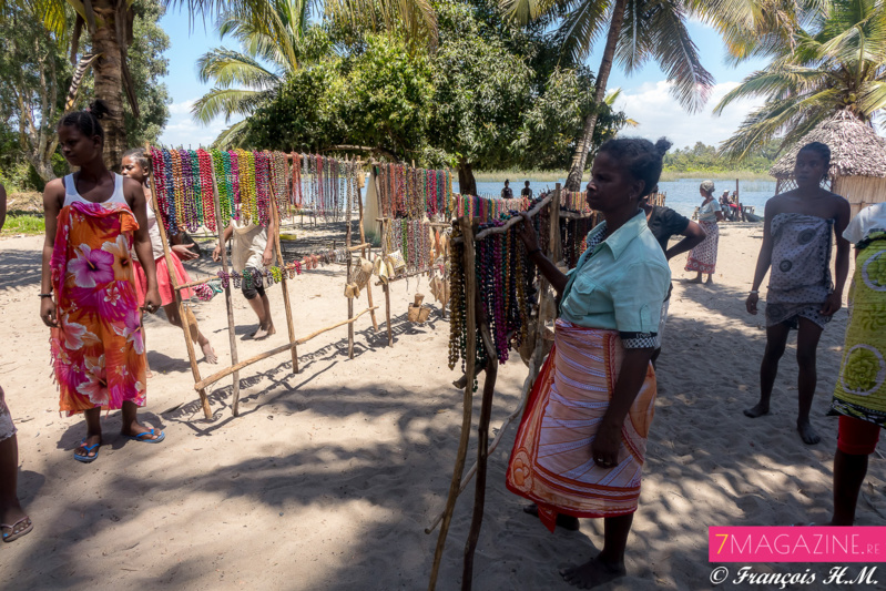 Ambre et Raïssa dans un village de pêcheurs à Madagascar Ambre et Raïssa dans un village de pêcheurs à Madagascar