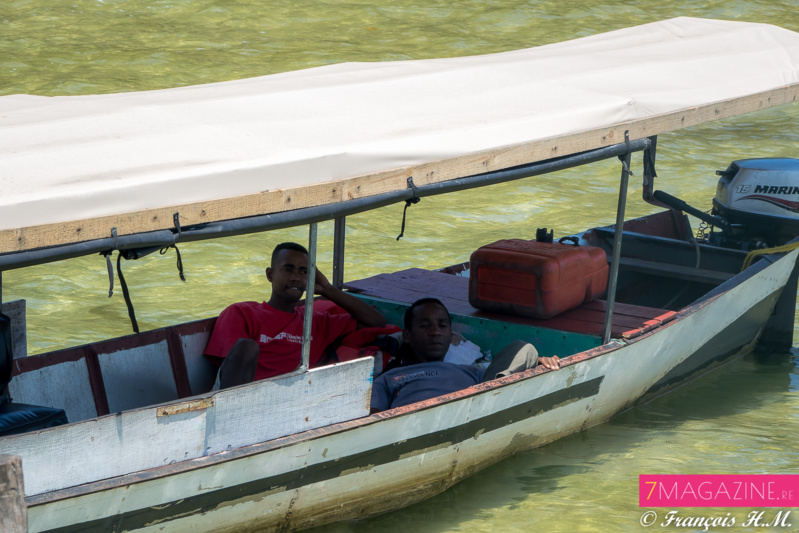 Ambre et Raïssa dans un village de pêcheurs à Madagascar