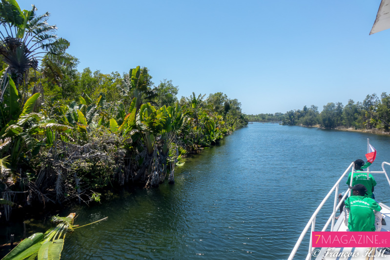 Ambre et Raïssa dans un village de pêcheurs à Madagascar Ambre et Raïssa dans un village de pêcheurs à Madagascar