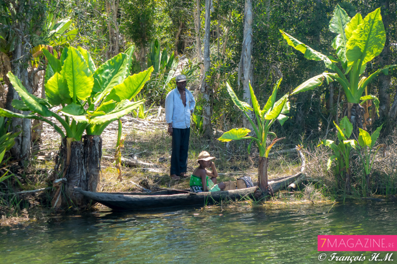 Ambre et Raïssa dans un village de pêcheurs à Madagascar