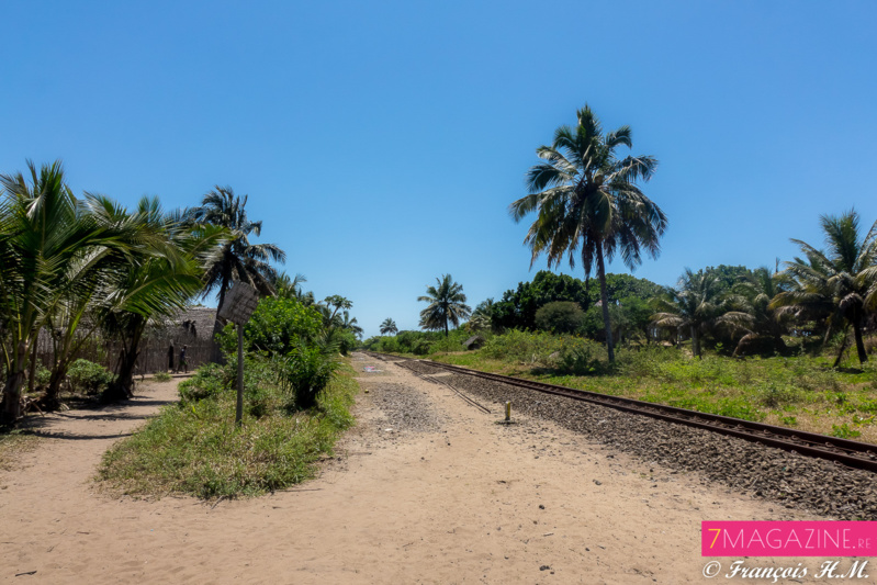 Ambre et Raïssa dans un village de pêcheurs à Madagascar Ambre et Raïssa dans un village de pêcheurs à Madagascar