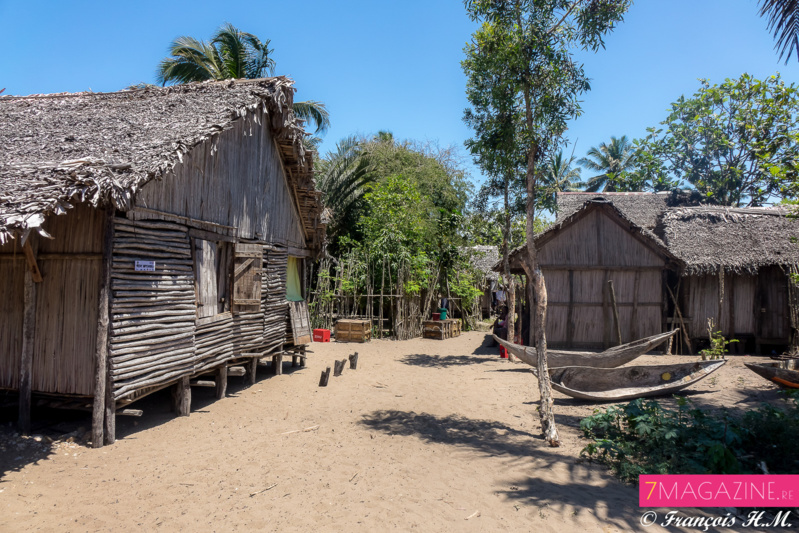 Ambre et Raïssa dans un village de pêcheurs à Madagascar