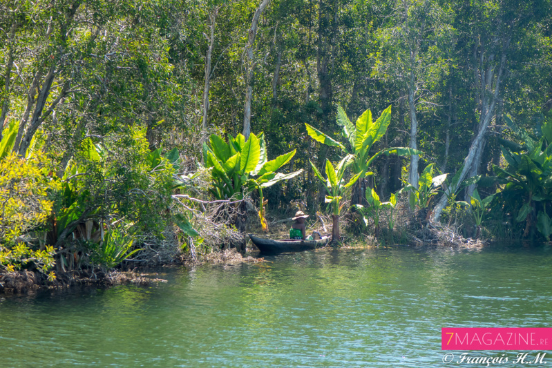 Ambre et Raïssa dans un village de pêcheurs à Madagascar Ambre et Raïssa dans un village de pêcheurs à Madagascar
