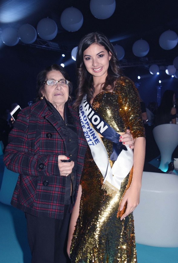 Ambre avec sa grand-mère qui lui a fait la surprise de sa venue! Ambre avec sa grand-mère qui lui a fait la surprise de sa venue!