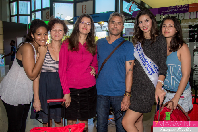 Photo de famille avec ses parents Marie-Line et Jean-Marie, sa soeur et des amies