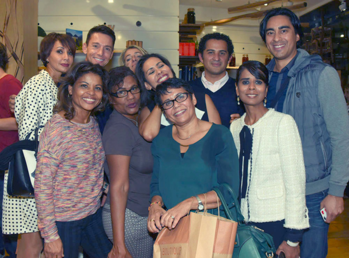 Une photo de famille de la diaspora parisienne Une photo de famille de la diaspora parisienne