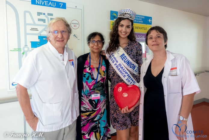 Tayéba Moullan et Ambre N'guyen avec les médecins du CHU