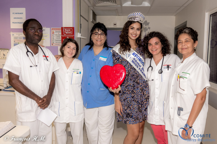 Avec le service des urgences infantiles dont le pédiatre Placide Nyombé, et la cadre de santé Josiane Barret (à droite) Avec le service des urgences infantiles dont le pédiatre Placide Nyombé, et la cadre de santé Josiane Barret (à droite)