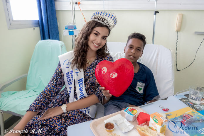 Ambre N'Guyen fête la Saint-Valentin avec les enfants malades