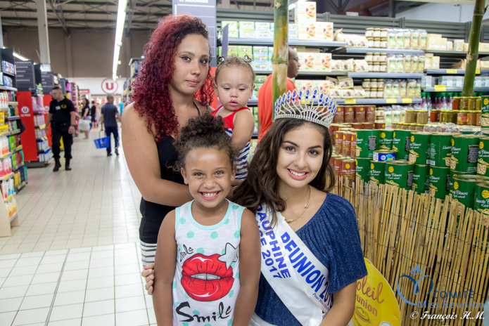 Ambre N'guyen avec Soleil Réunion au Super U de La Rivière Saint-Louis Ambre N'guyen avec Soleil Réunion au Super U de La Rivière Saint-Louis