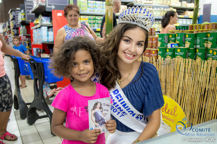Ambre N'guyen avec Soleil Réunion au Super U de La Rivière Saint-Louis Ambre N'guyen avec Soleil Réunion au Super U de La Rivière Saint-Louis