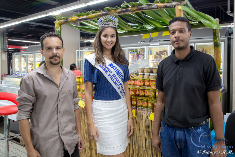 Ambre N'guyen avec Frédéric Gaspal du Super U Saint-Paul, et Alexancre Grosset, responsable de Soleil Réunion Ambre N'guyen avec Frédéric Gaspal du Super U Saint-Paul, et Alexancre Grosset, responsable de Soleil Réunion