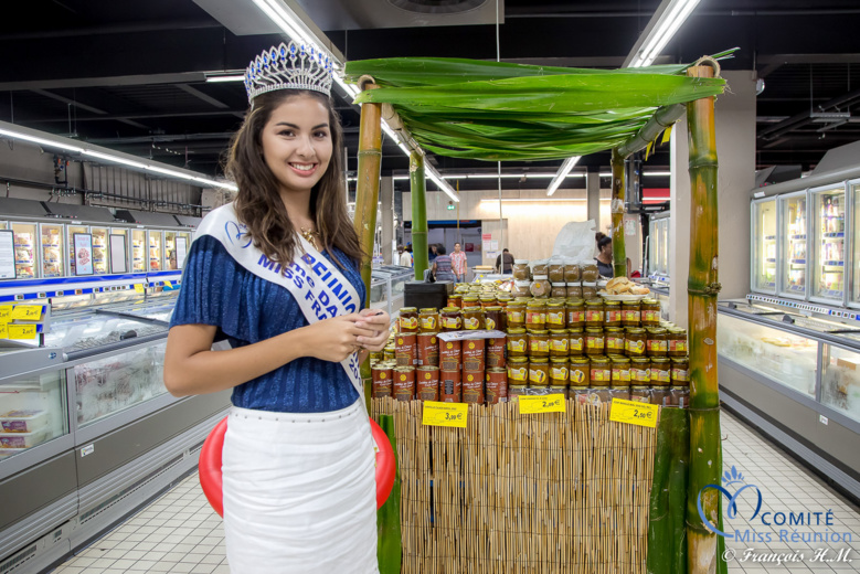 Devant le stand des produits locaux de Soleil Réunion