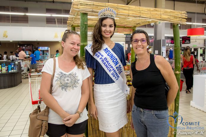 Ambre N'guyen avec Soleil Réunion au Super U de l'Etang-Salé Ambre N'guyen avec Soleil Réunion au Super U de l'Etang-Salé