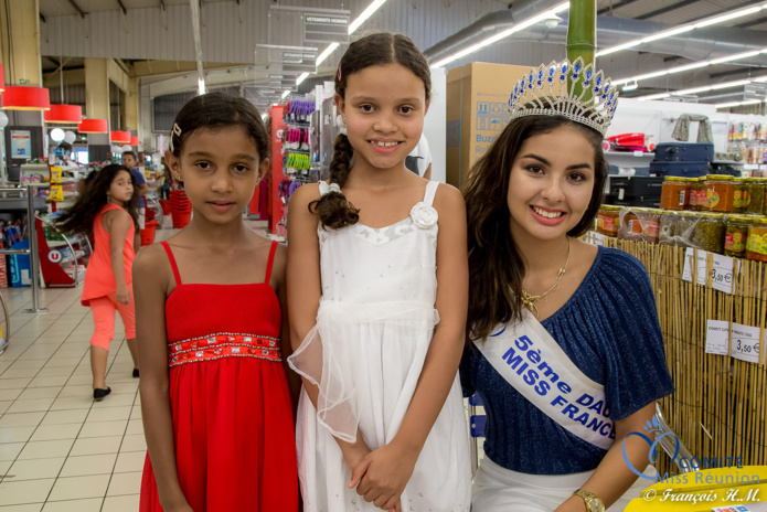 Ambre N'guyen avec Soleil Réunion au Super U de l'Etang-Salé Ambre N'guyen avec Soleil Réunion au Super U de l'Etang-Salé