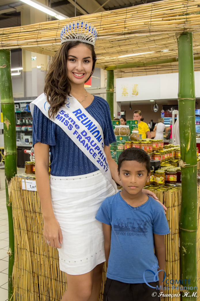 Ambre N'guyen avec Soleil Réunion au Super U de l'Etang-Salé Ambre N'guyen avec Soleil Réunion au Super U de l'Etang-Salé