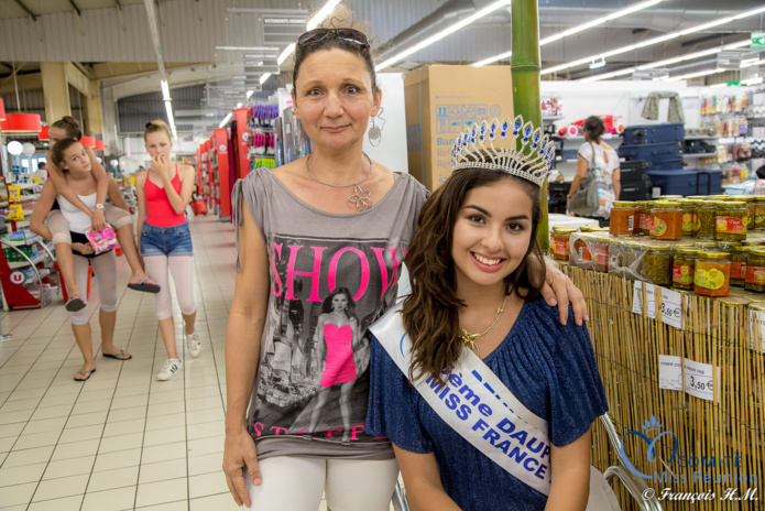 Ambre N'guyen avec Soleil Réunion au Super U de l'Etang-Salé Ambre N'guyen avec Soleil Réunion au Super U de l'Etang-Salé