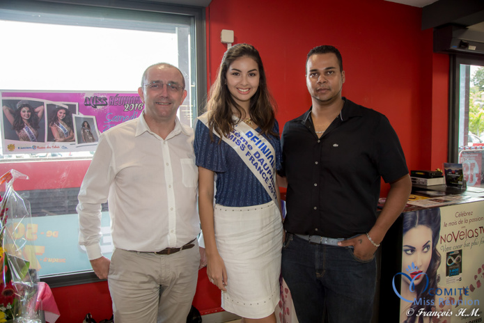 Ambre N'guyen avec Jean-Luc Saupic, le directeur de Leclerc Ravine des Cabris, et Pierrick Clain, le représentant de Soleil Réunion