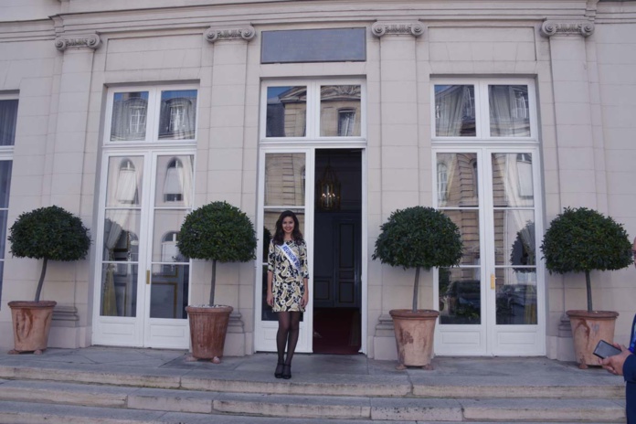 Devant l'entrée principale... Devant l'entrée principale...