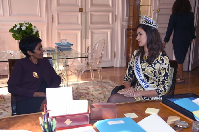 La Ministre a longuement discuté avec Miss Réunion La Ministre a longuement discuté avec Miss Réunion