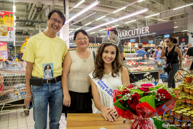 Ambre en dédicaces avec Soleil Réunion au Jumbo Sainte-Marie Ambre en dédicaces avec Soleil Réunion au Jumbo Sainte-Marie