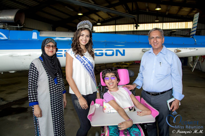 Ambre N'guyen et Aziz Patel avec la jeune Mariame Cassim et sa maman Rosemine