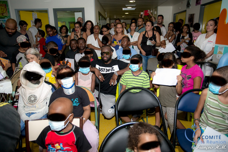 Maître Gims au milieu des petits patients