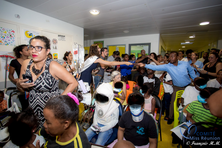 Maître Gims et Miss Réunion avec les enfants hospitalisés au CHU Maître Gims et Miss Réunion avec les enfants hospitalisés au CHU