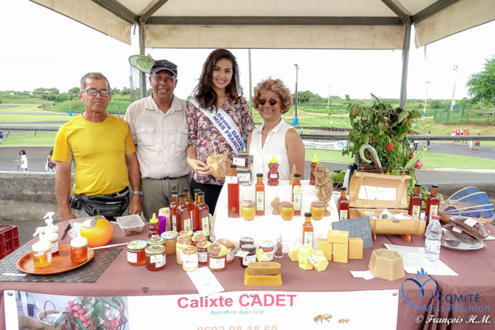 Ambre N'guyen avec Eric Siléza (avec la casquette) et des exposants