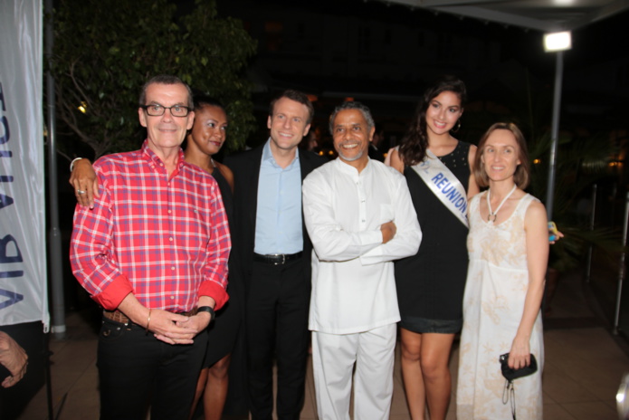 Eric Rennie, Luciana Richard, Emmanuel Macron, Amédée Louis-Fernand, Ambre N'guyen et Brenda Guidi Eric Rennie, Luciana Richard, Emmanuel Macron, Amédée Louis-Fernand, Ambre N'guyen et Brenda Guidi