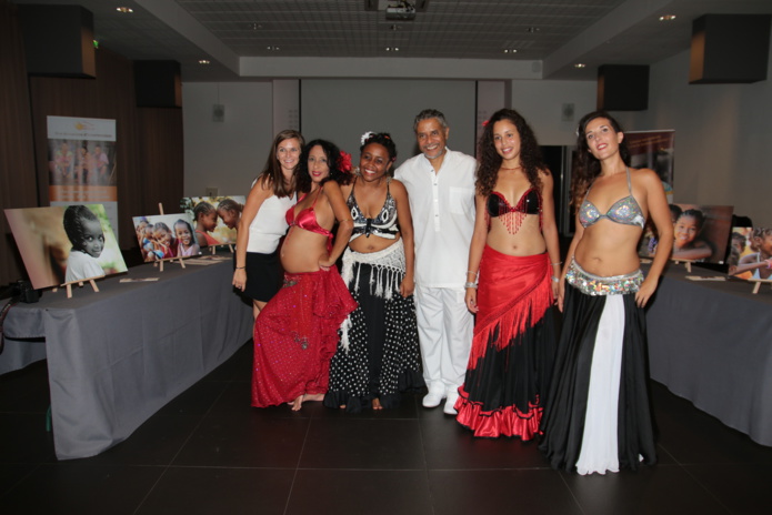 Amédée et Julie avec Habibah et ses danseuses orientales