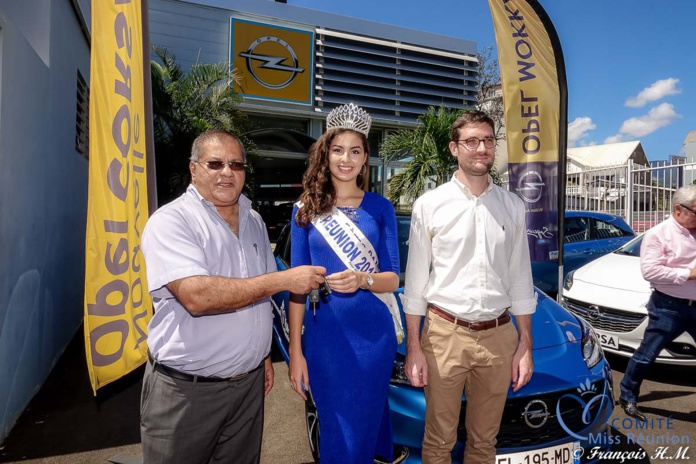 Arzou Mahamadaly remet les clés de la Corsa à Ambre N'guyen Arzou Mahamadaly remet les clés de la Corsa à Ambre N'guyen