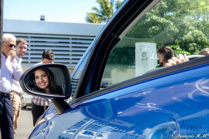 Ambre N'guyen reçoit les clés de sa belle Opel Corsa!