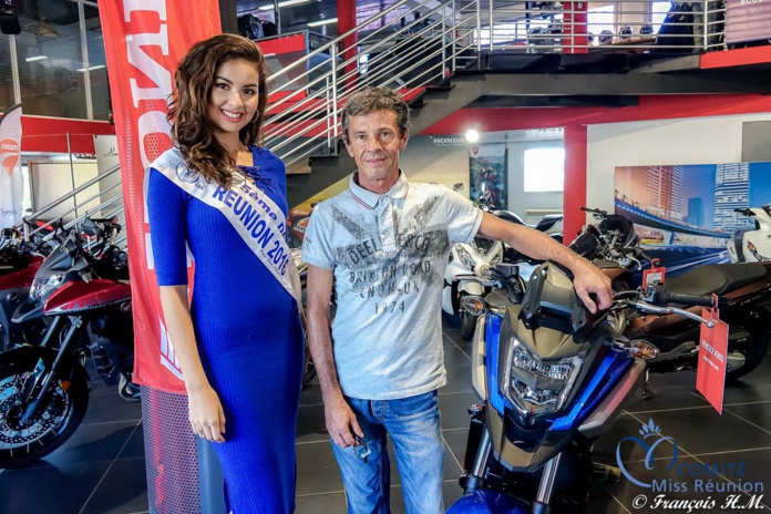 Ambre N'guyen reçoit les clés de sa belle Opel Corsa!