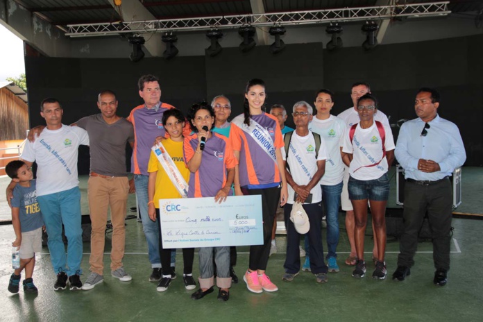 La photo de famille avec les organisateurs, le maire, le parrain et les marraines La photo de famille avec les organisateurs, le maire, le parrain et les marraines