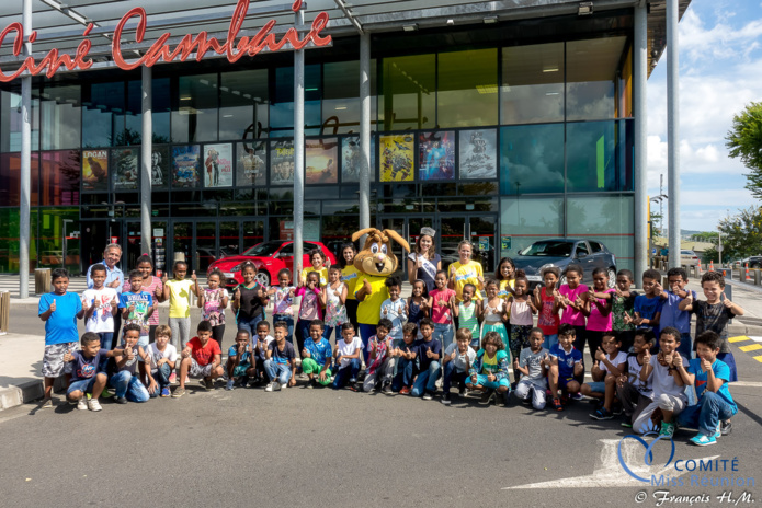 La photo de famille devant le cinéma La photo de famille devant le cinéma
